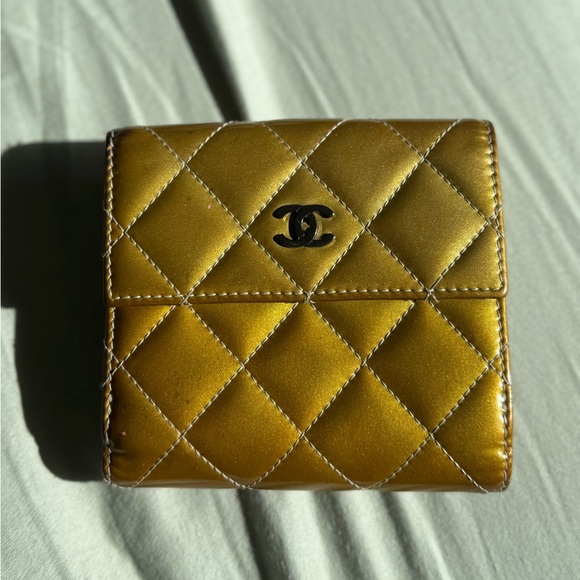 CHANEL 2012 PATENT LEATHER DIAMOND STITCH COMPACT WALLET - Picture 1 of 15